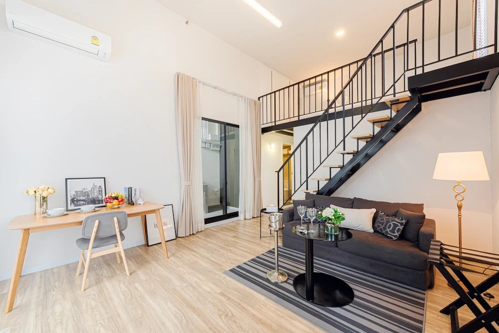Q-Box Hotel Bangkok Blossom