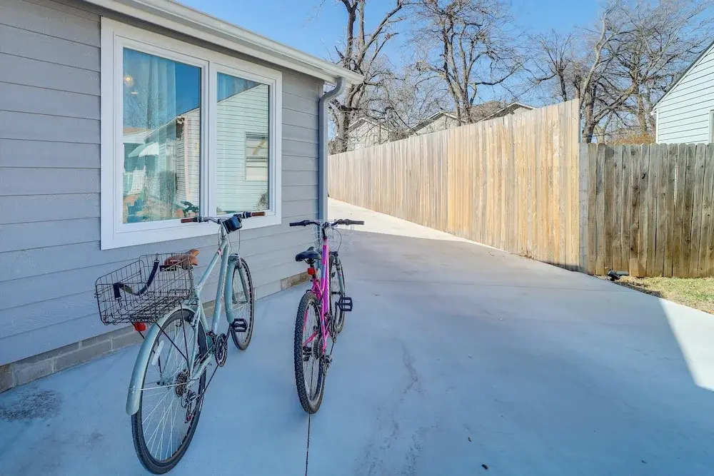 Walk to Gathering Place & Brookside: Tulsa Studio