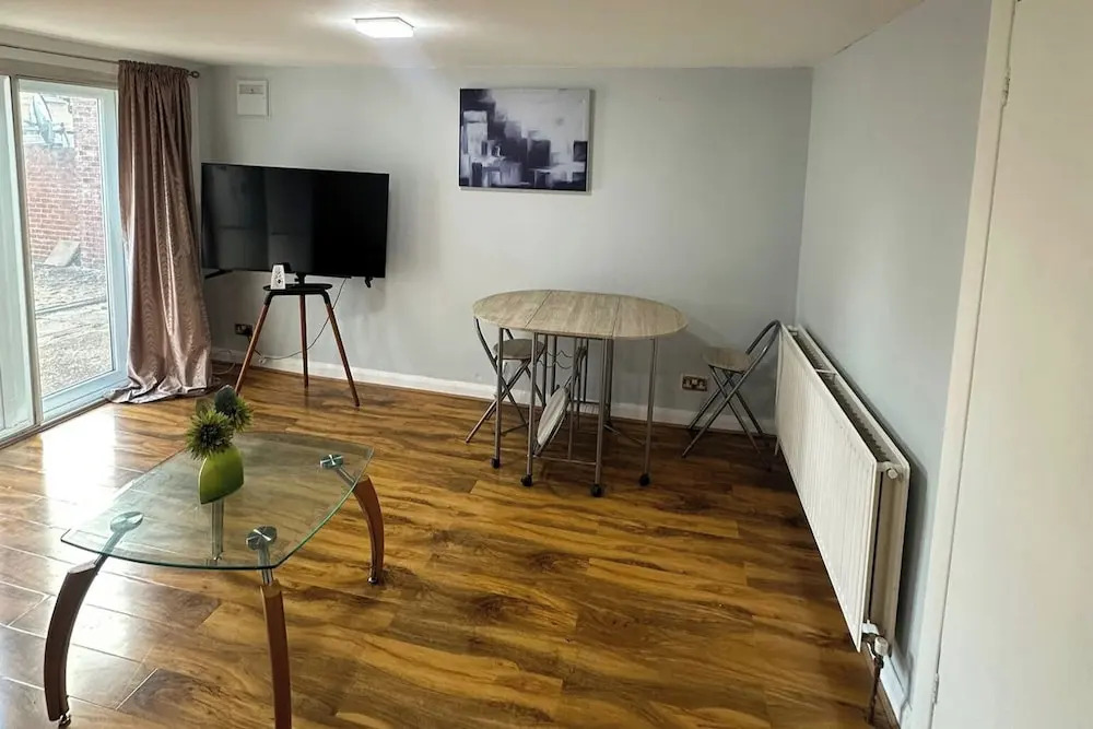 Cozy 1 Bed Apt Sleeps 4 With Garden Views
