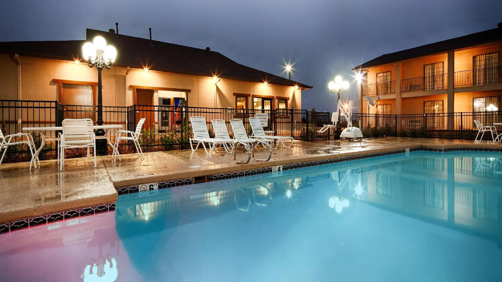 Red Roof Inn & Suites Sulphur Springs