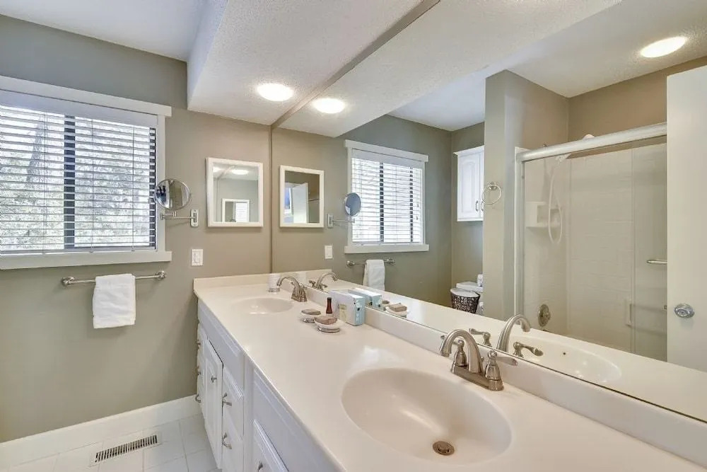 17 Sailmaster Commons - 2 Br home by RedAwning