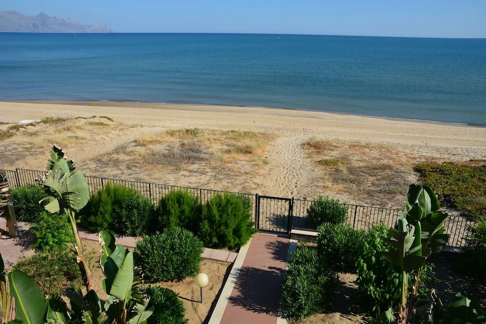 Dune Home, Beachfront Home With Three Bedrooms 9 PAX