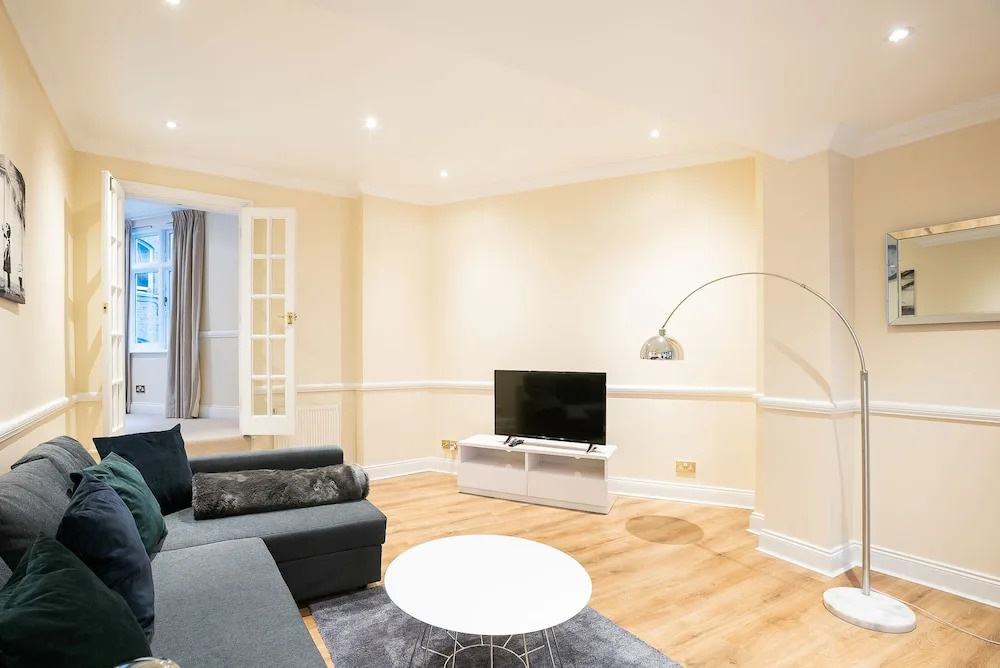 Amazing Two Bed Moments From St Pauls Cathedral A2