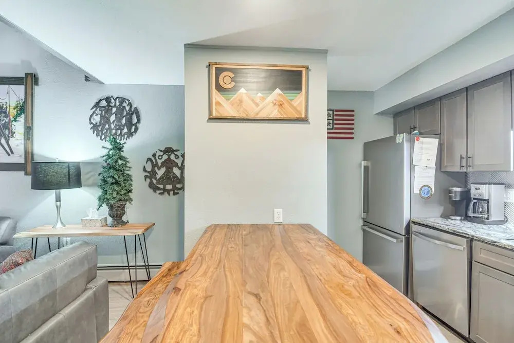 1/2 Mi to Peak 8 Superchairs Snow! New Breck Condo