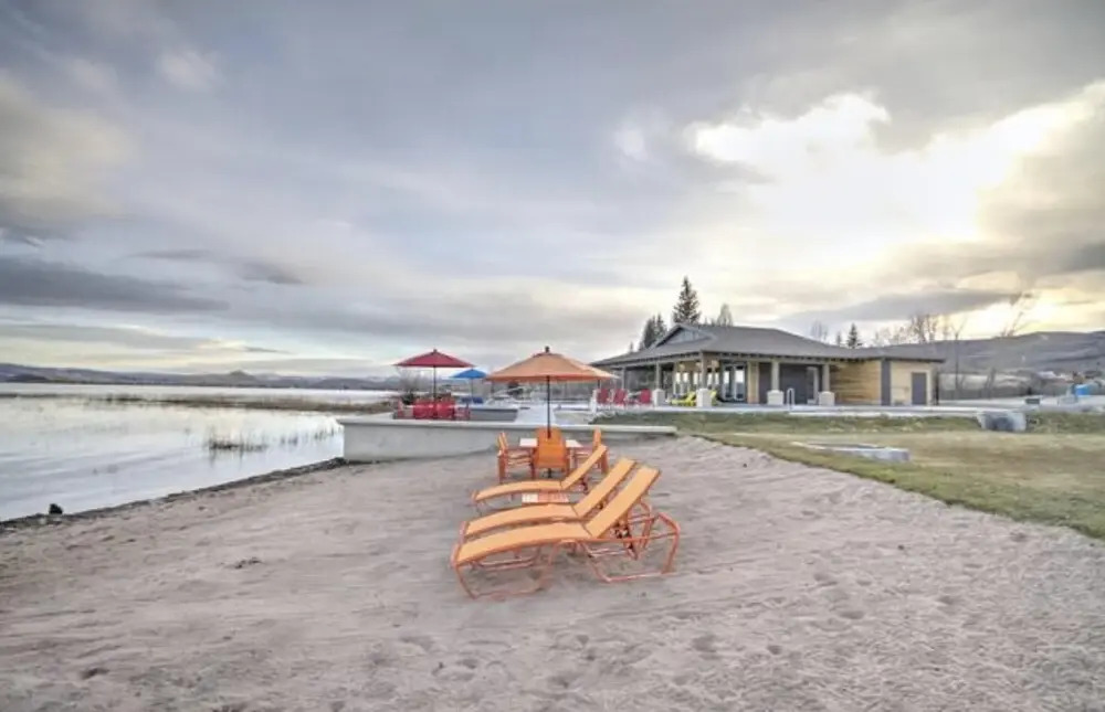 Beautiful Modern Lakefront Home - Private Beach Access, Clubhouse, Pool, & Hot Tub