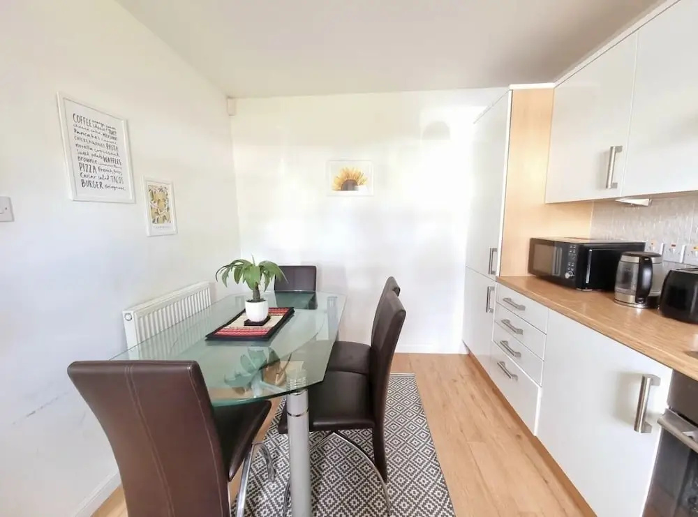 Boutique 3-bed Home with Free Parking in Glasgow