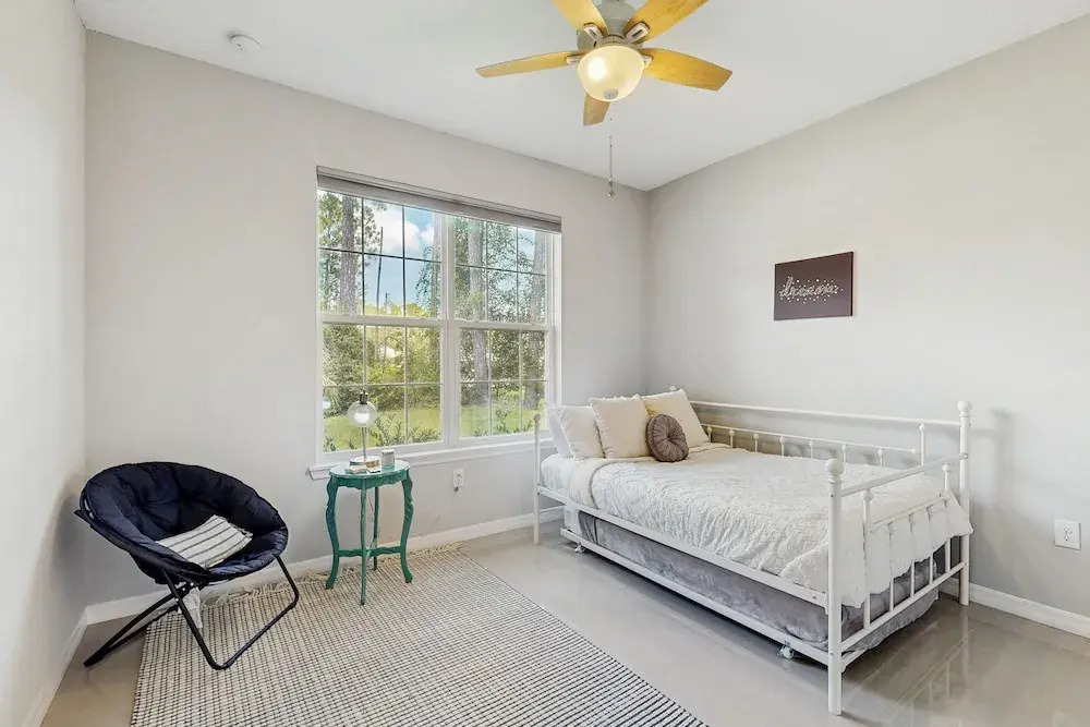 Spacious House With Private Covered Patio, Work Station, Full Kitchen and Grill