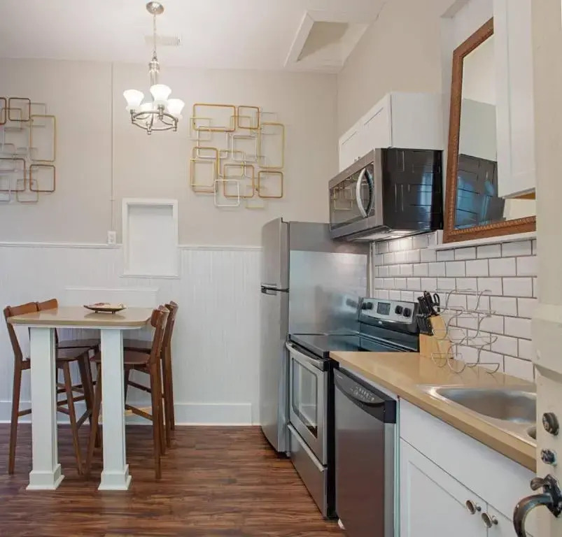 101 E Waldburg - Cozy Cottage Just Off of Forsyth Park