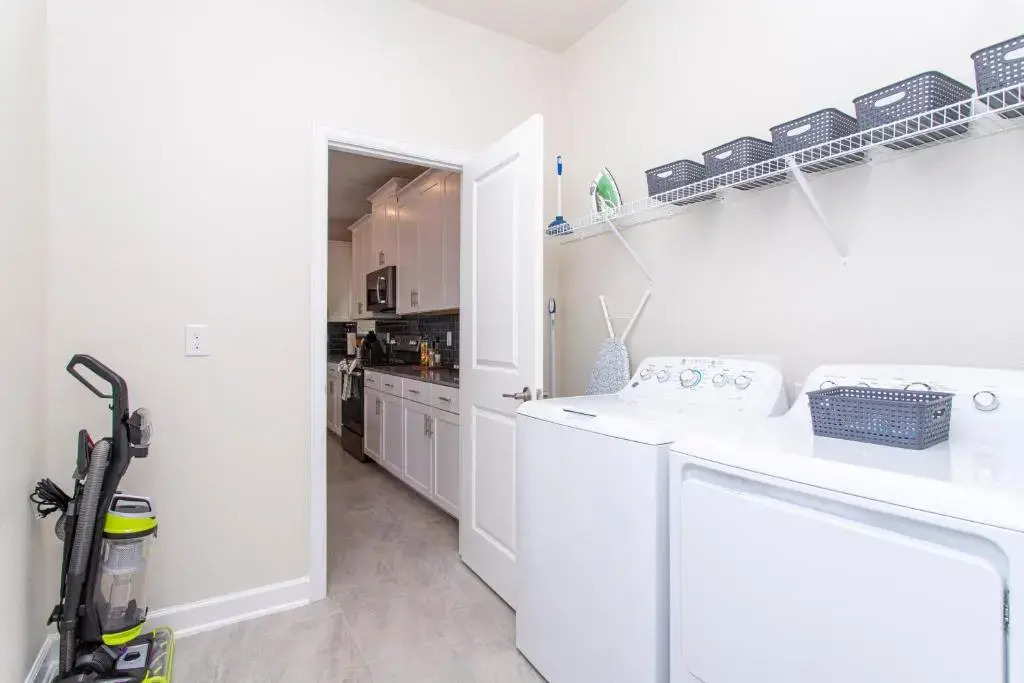 Stunning 5 Bd w/ Pool Close to Disney @ Storey Lake 2767