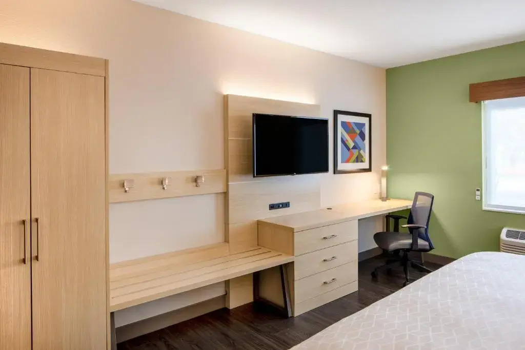 Holiday Inn Express & Suites Ft Myers Beach-Sanibel Gateway by IHG