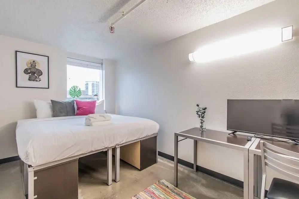 Texas State Capitol Flat- Social Living + Pool