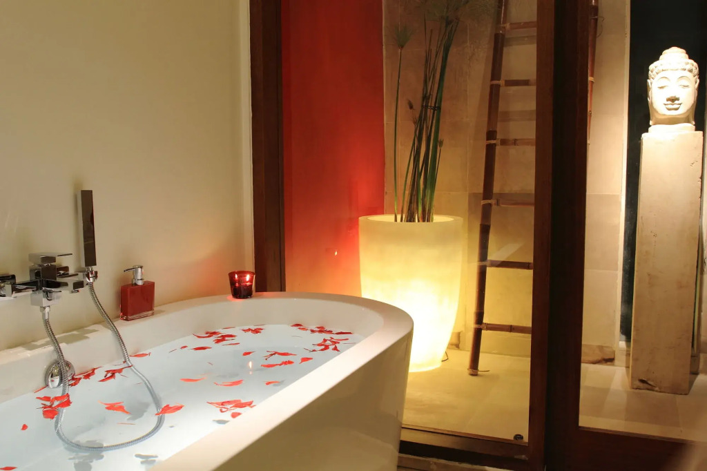Rouge Bali - Lounge Bar, Villas & Spa
