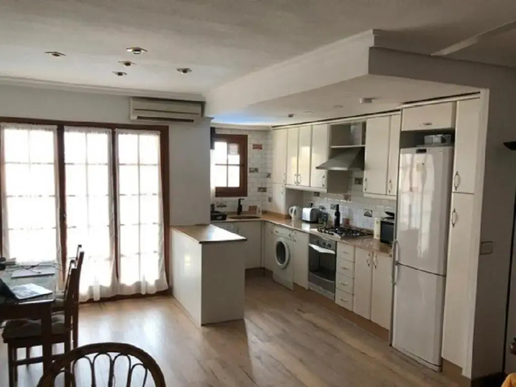 Valencia, Ideally Located 3Bed-2Bath Apart.Few Mints Walk From Beach,Pool,Shop.