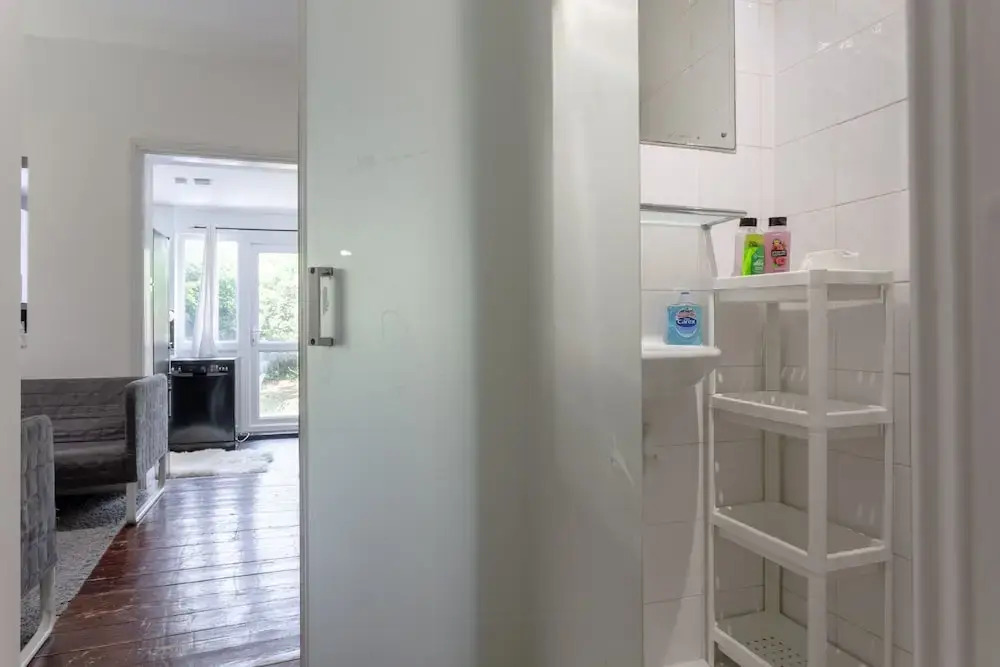 Modern 2 Bedroom in Queens Park With Garden