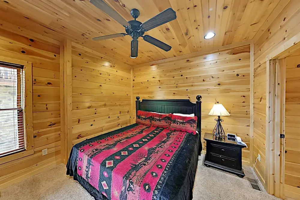 Gatlinburg Falls W/ Hot Tub & Big Views! 2 Bedroom Cabin