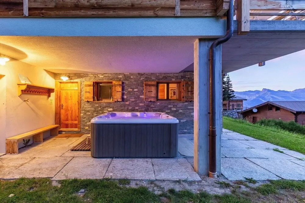 Authentic Swiss Spa Chalet Hot Tub & Sauna