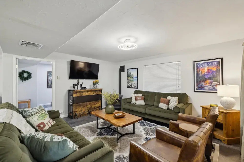 Whispering Pines Retreat 5 Bedroom Home by Yosemite Region Resorts