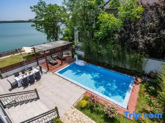 Yunshuige Lake View Pool Villa