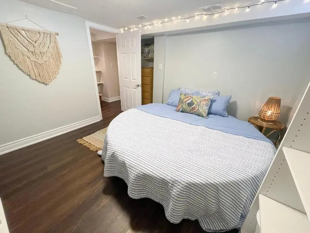 Spacious & Renovated 1BD Suite w/parking