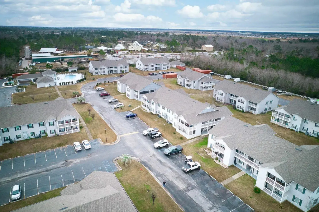 Peaceful and secure pet-friendly condo in Gulf Shores, steps from swimming pool