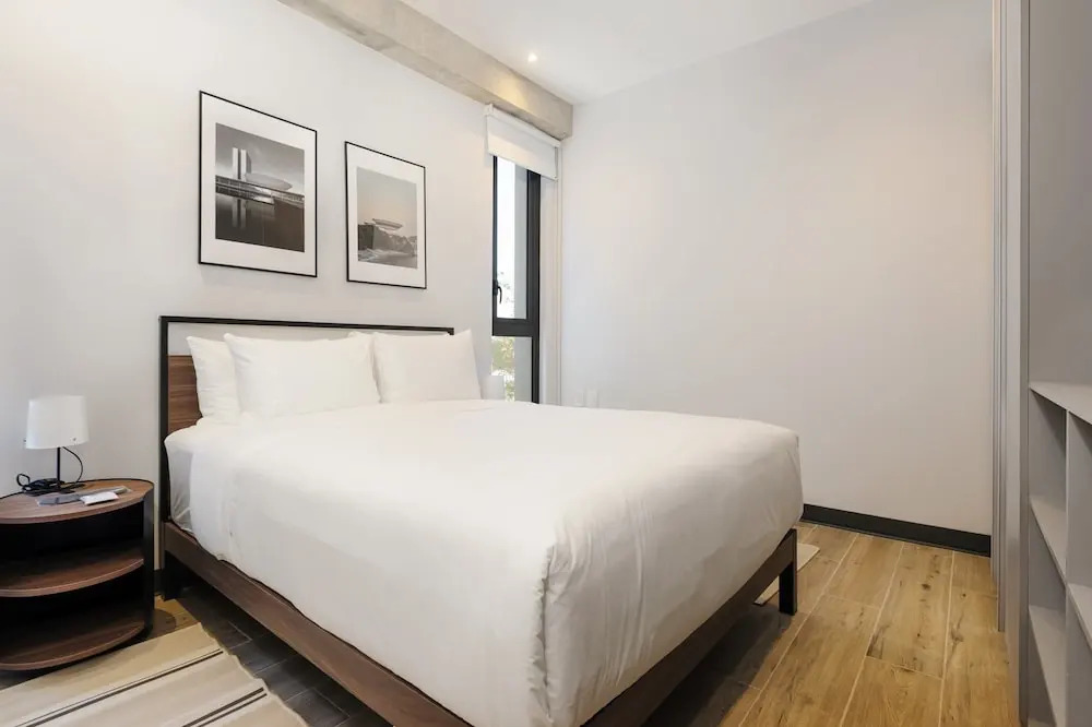 w Deluxe 3BR w Balcony in Interlomas