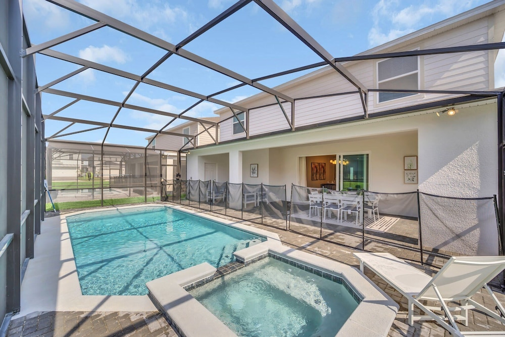 Chic 10br Retreat With Themed Rooms & Pool