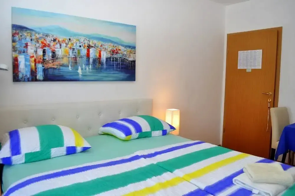 Ivi - big Parking and Courtyard - SA6