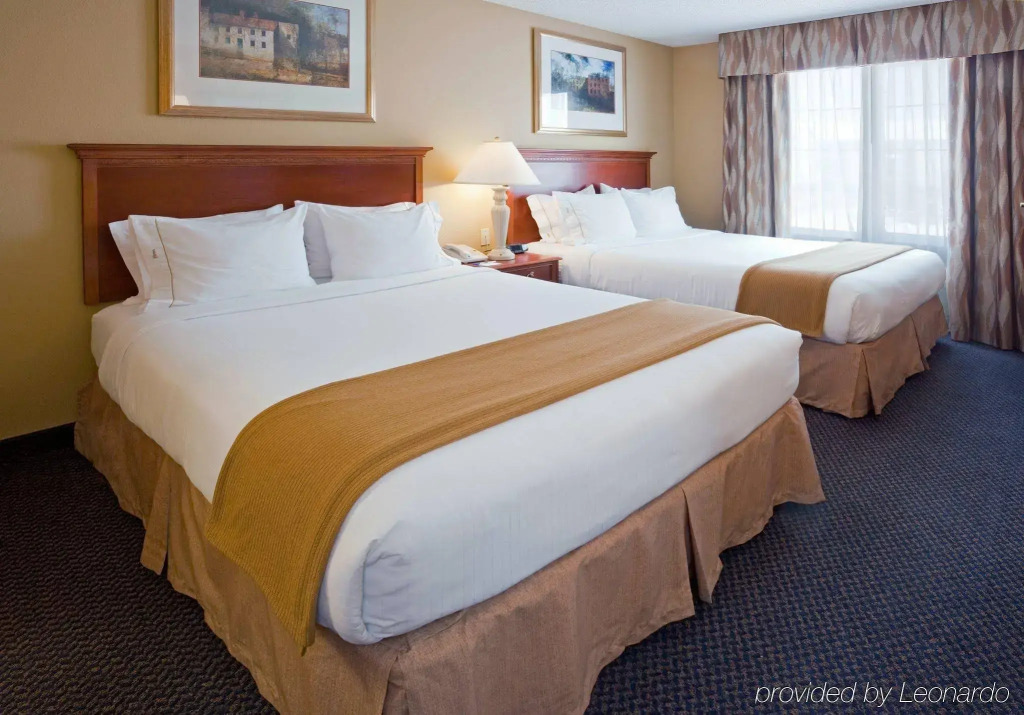 Holiday Inn Express and Suites St. Cloud by IHG