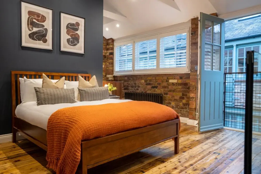 2 Bedroom Apt Bethnal Green Yard View