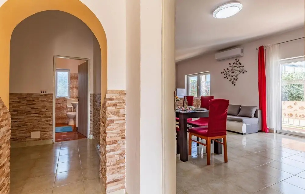 Beautiful Home In Liznjan