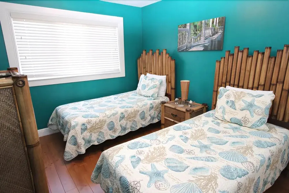 Seawinds 2 - 4 Br cabin by RedAwning