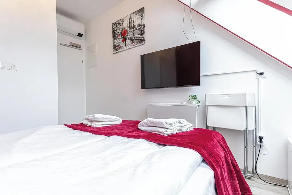 Stunning 12BR Floor For 24 People