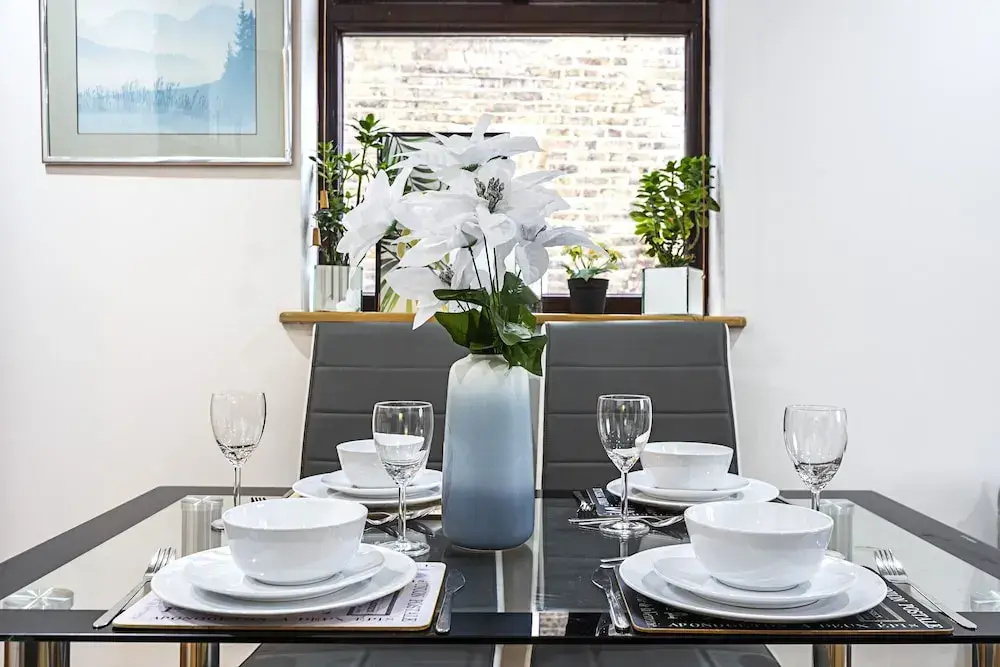 Stunning Light Filled 2 Bed Apartment + Parking Sleeps 7