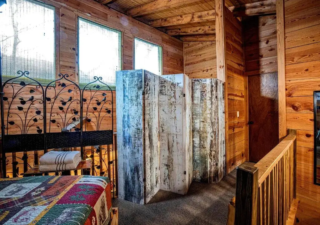 The TreeHouse - Rocking Chair Deck with Hot Tub below, Walking Distance to Downtown Helen, Sleeps 5