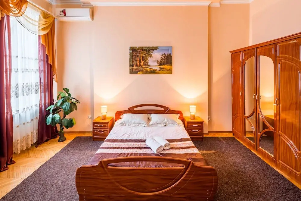 Three rooms in the center on Kulisha