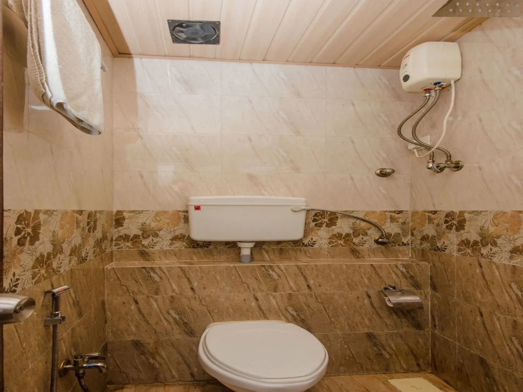 OYO 8678 Hotel Golden Nest