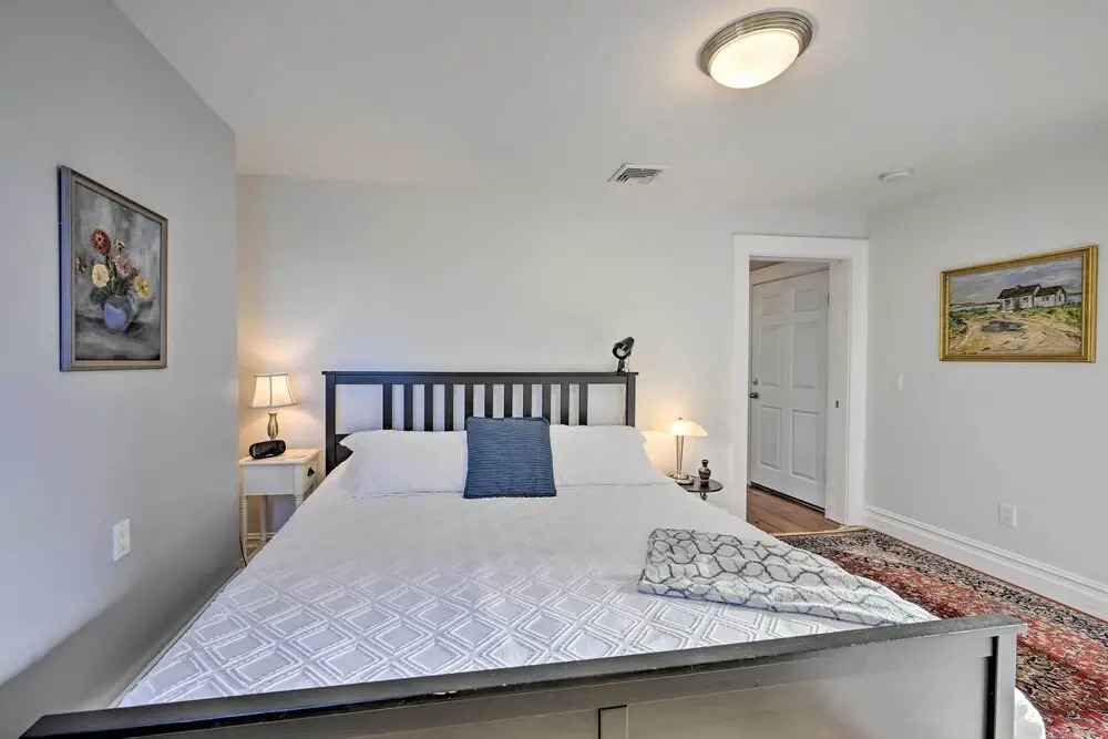 Bright Apartment - 1/2 Mi to Greenport Harbor!