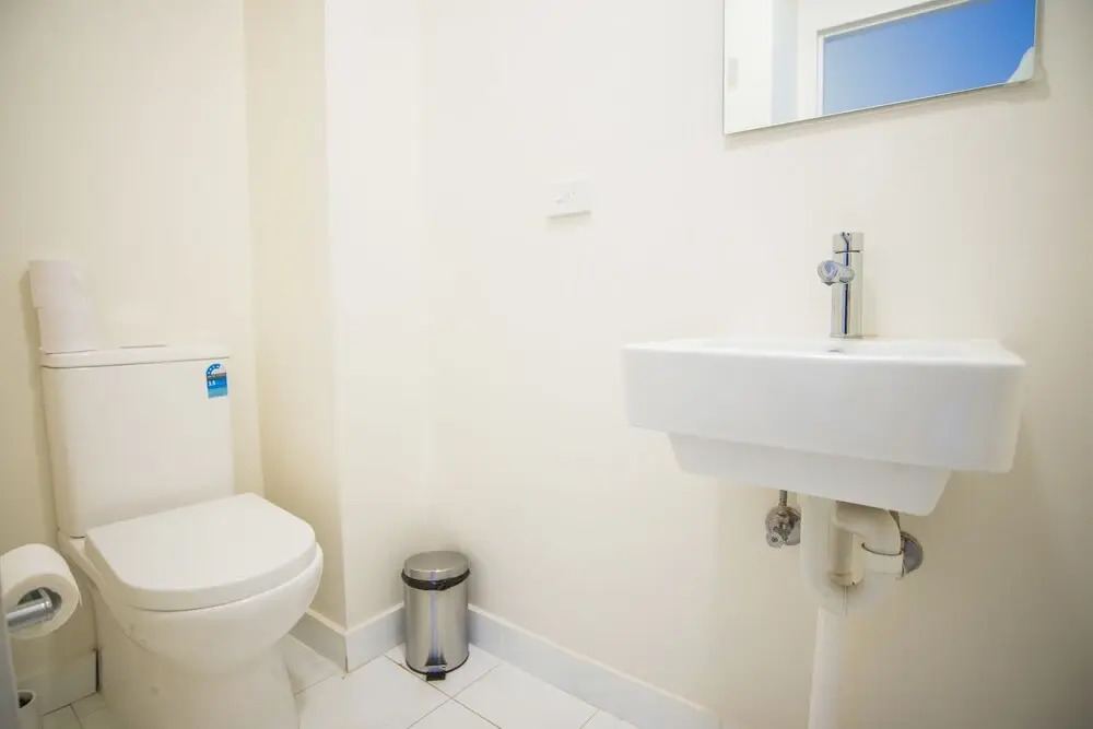 Convenient Rockdale Apartment Next To Station & Beach