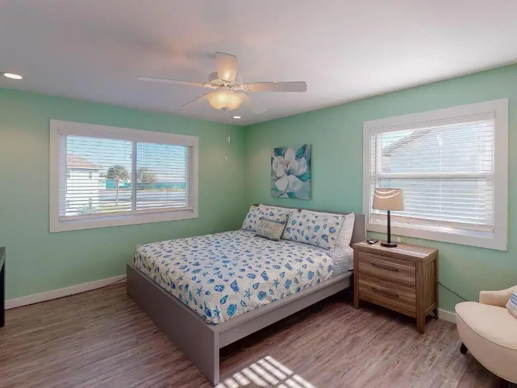AH-D213 Newly Remodeled Second Floor Condo, Near Shared Community Pool