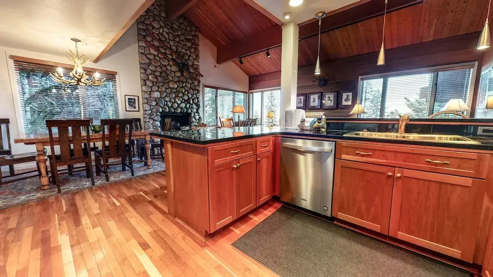 Bridges Townhome 9 Deluxe, Mountain View Townhome with Private Decks and Washer Dryer, Walk to Slopes by RedAwning