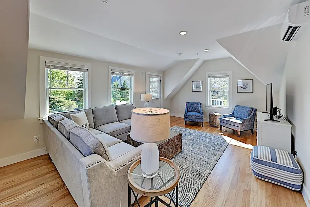 Lavish : Amazing Locale Near Dining & Beach 1 Bedroom Condo