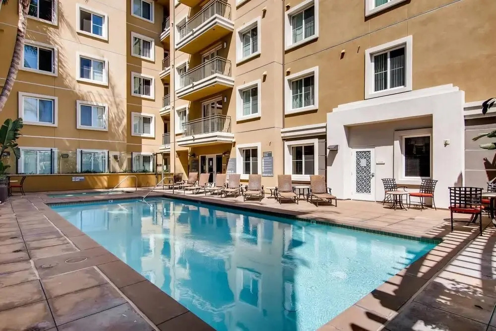 Immaculate 2BR/2BTH - Office/dining seating - Fast WIFI - Patio - Free Parking! (FV2)
