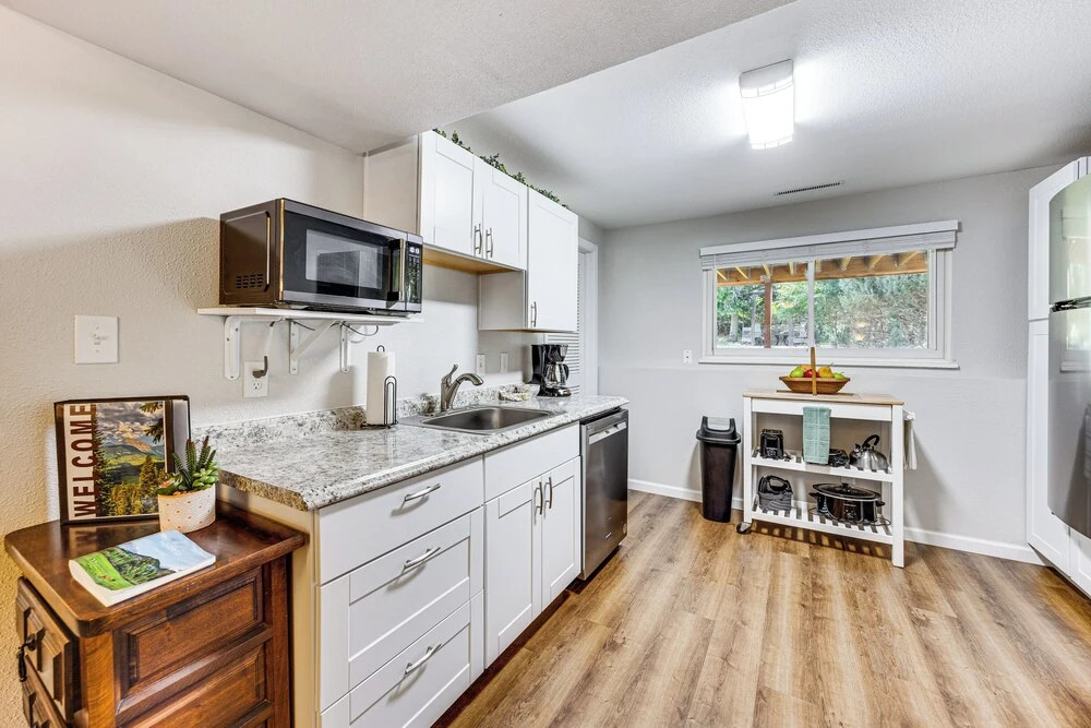 Hillside Place w/ Mountain Views ~ 8 Mi to Dtwn!