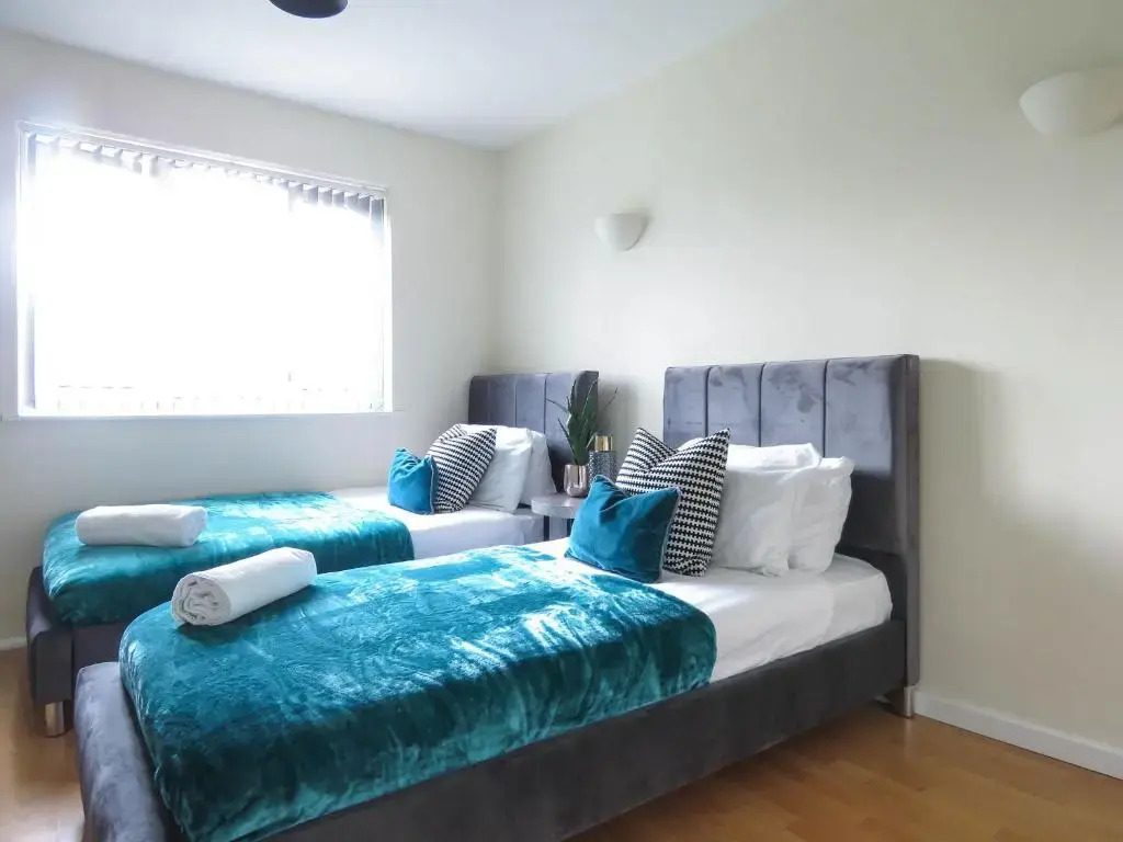Tudors eSuites 3 Bedroom Apartment 6 Beds & Parking