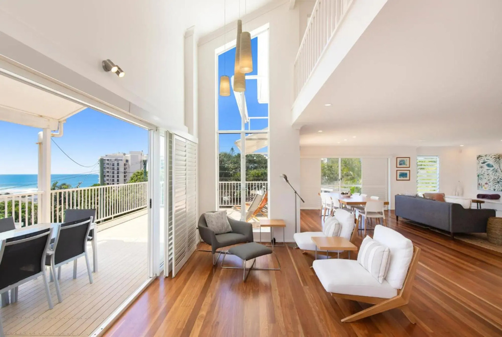 The White House - Central Coolum with Spectacular Ocean Views and WiFi