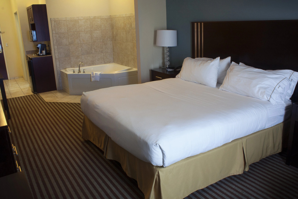 Holiday Inn Express & Suites Youngstown West - Austintown by IHG
