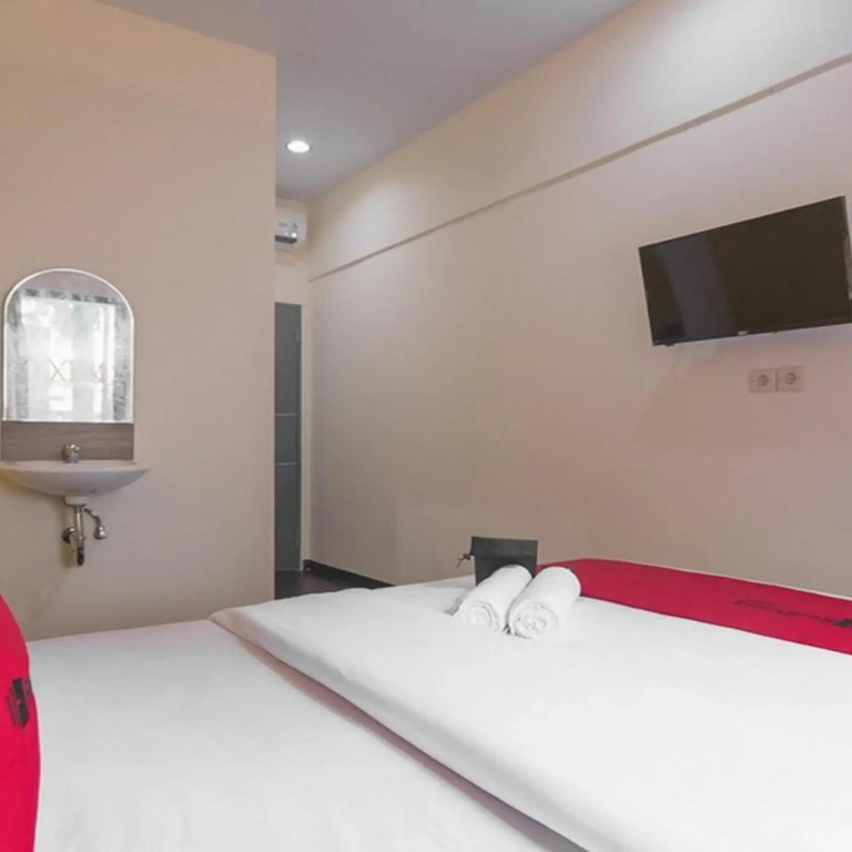 RedDoorz near ITC Mangga Dua