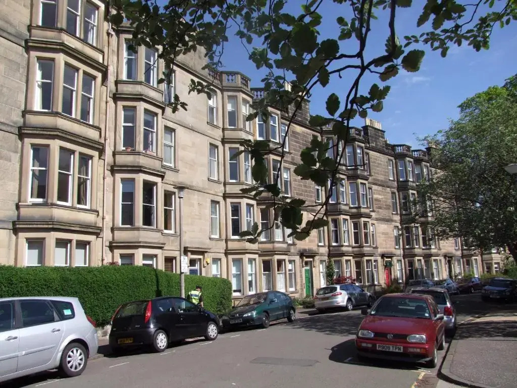 380 Charming one bedroom property in an attractive residential area with great cafes, restaurants and shops nearby