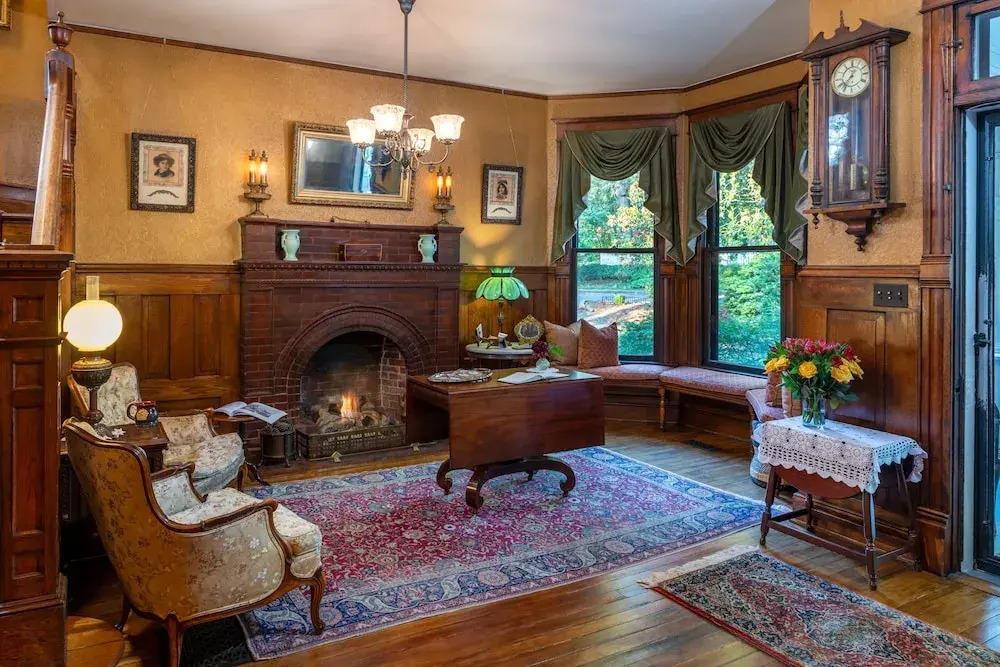 1899 Wright Inn and Carriage House