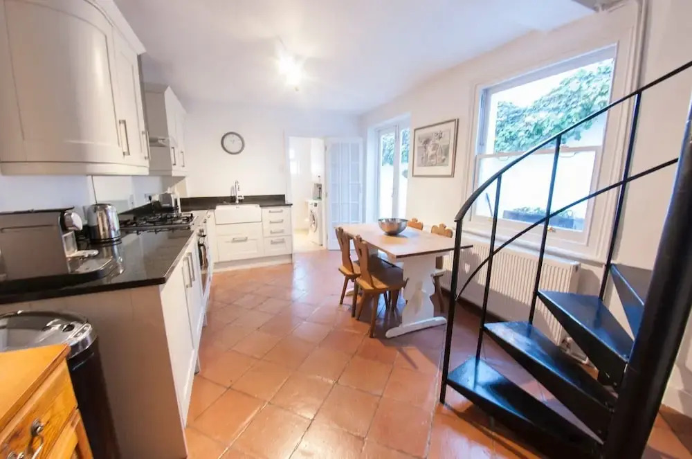 Tranquil 1BR Garden Flat for 2 in Trendy Battersea